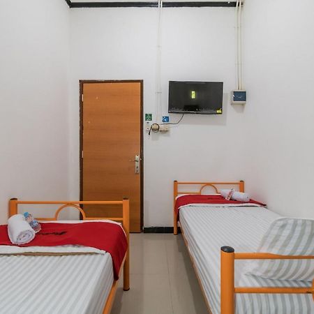 Reddoorz Near Terminal Bubulak Bogor Hotel Exterior photo