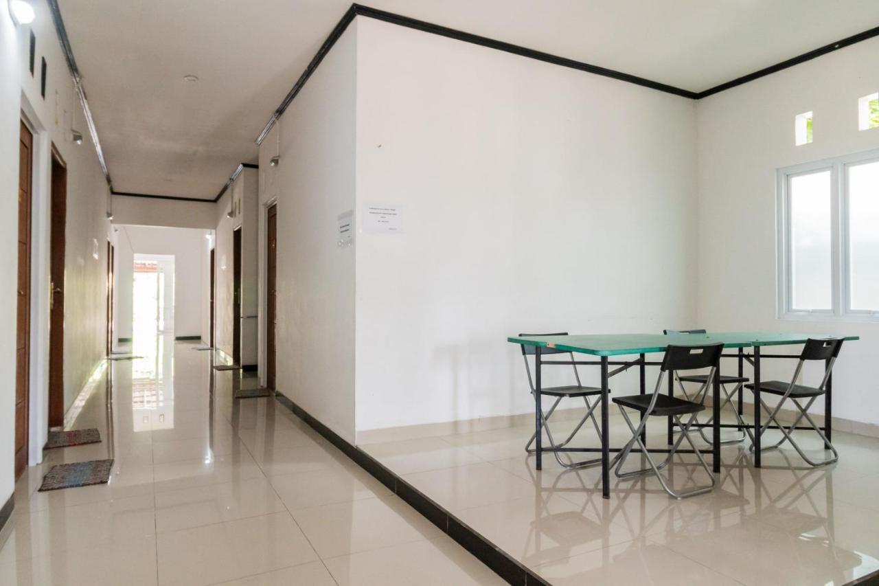 Reddoorz Near Terminal Bubulak Bogor Hotel Exterior photo